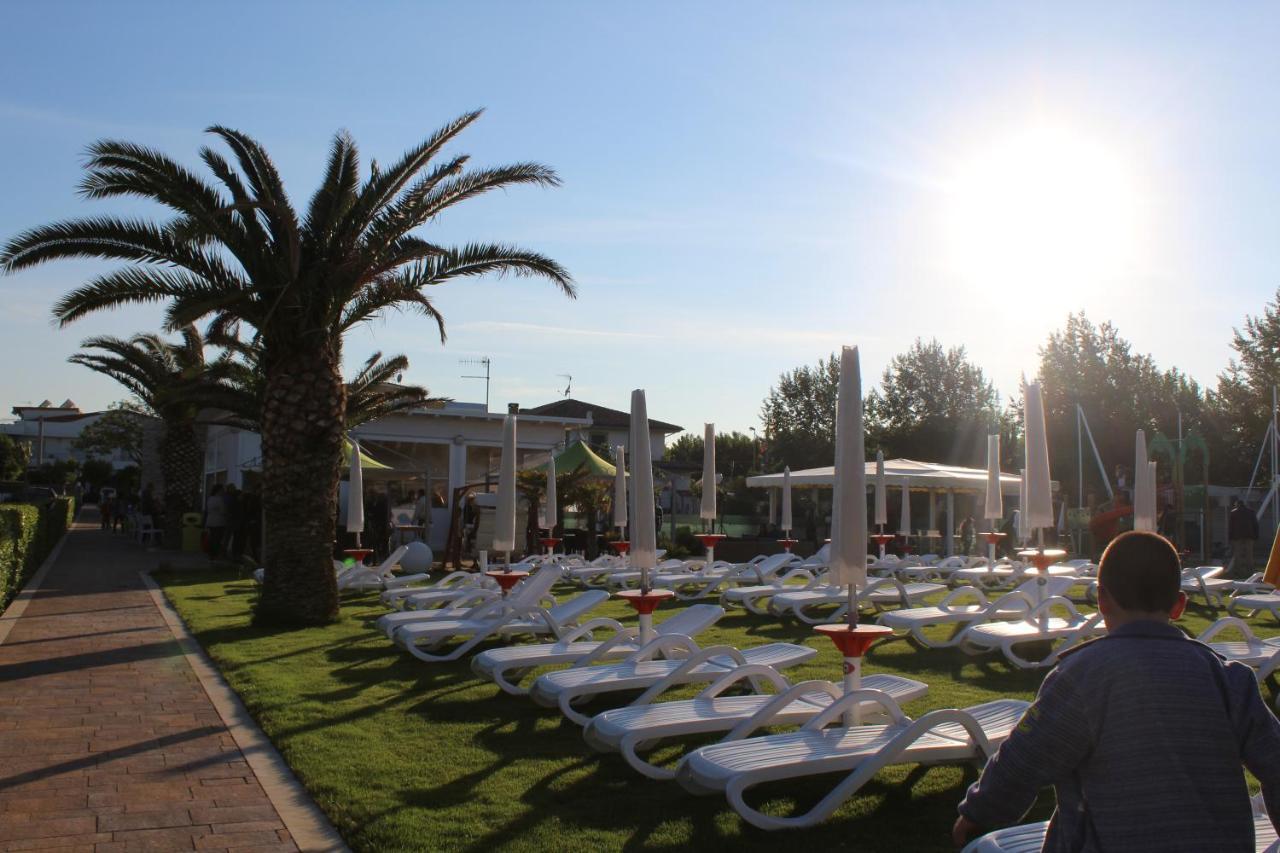Residence Il Triangolo Roseto Degli Abruzzi Esterno foto